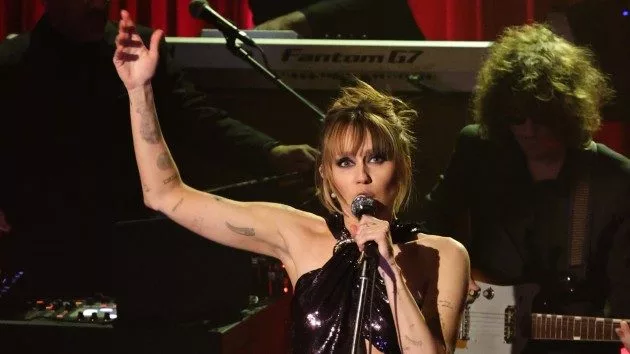 getty_mileycyrusonsnlspecial_l022025615178