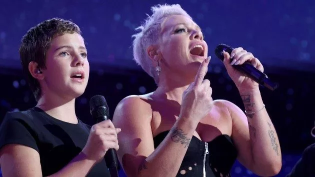 getty_pink20and20willow20sing_030725122562