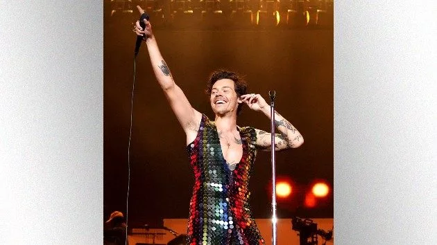 getty_harrystylespointingup_030725753552