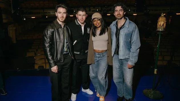 m_jonasbrotherslastfiveyears_031925428415