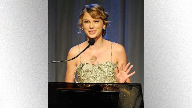 getty_taylorswiftdress2011_031925419762