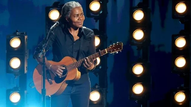 getty_tracychapmanguitaratgrammys_040725531158