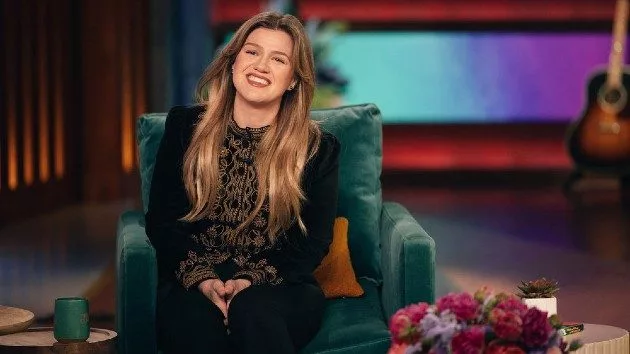 m_kellyclarksonsmilingonshow_0502257921
