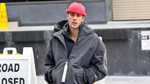 getty_justinbieberinredbeanie_052425938554