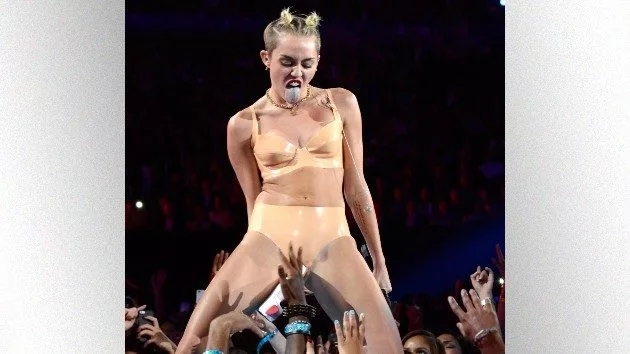 getty_mileycyrusvma2013_061024683272