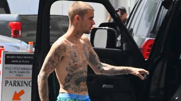 getty_justinbiebershirtless_061025562559