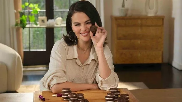m_selenagomezwithsignatureoreo_061725594821