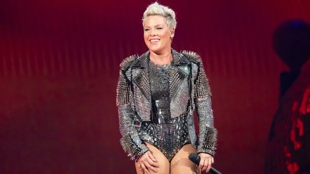 getty_pinkonstage_062025176614
