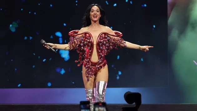 getty_katyperryredoutfit_062725997621