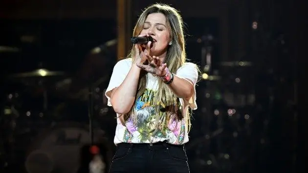 getty_kelly20clarkson20in20vegas_072425954081