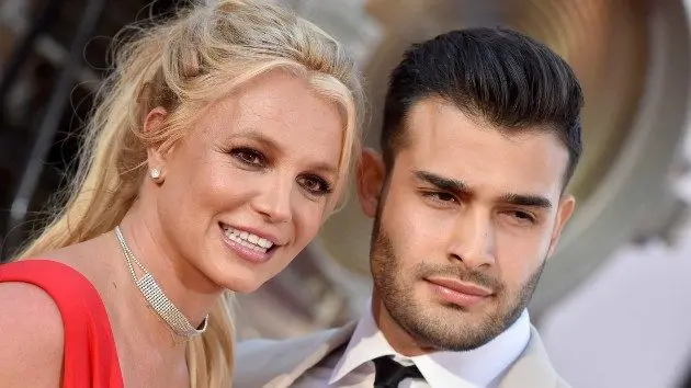 getty_britneyspearsandsamasghari_030424874232