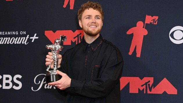 getty_alexwarrenmtvvma_090925374937