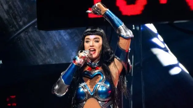 getty_katy20perry20arm20raised_101425223610