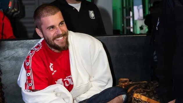 getty_justinbiebersmilling_111125858861