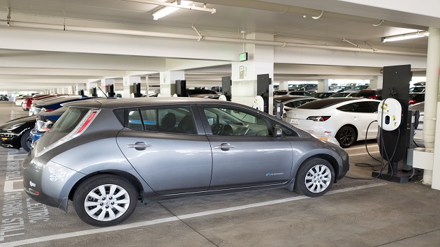 041022_gettyimages_nissanleaf