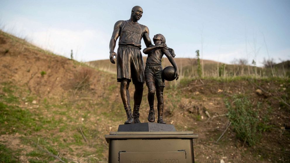 gettyimages_kobegiannasculpture_081022