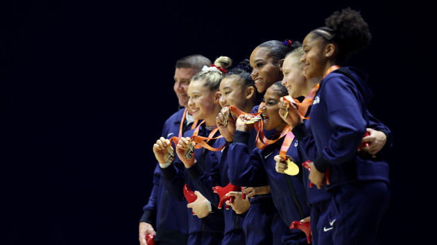 getty_11322_usgymnasticsteamgold