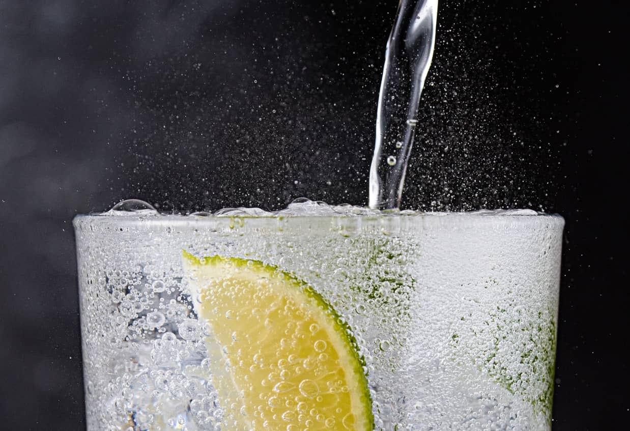 gin-and-tonic-with-ice-and-lime