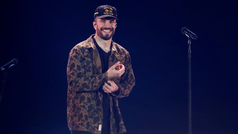 sam-hunt-performs-during-the-second-day-of-the-iheartradio-music-festival-at-the-t-mobile-arena-in-las-vegas