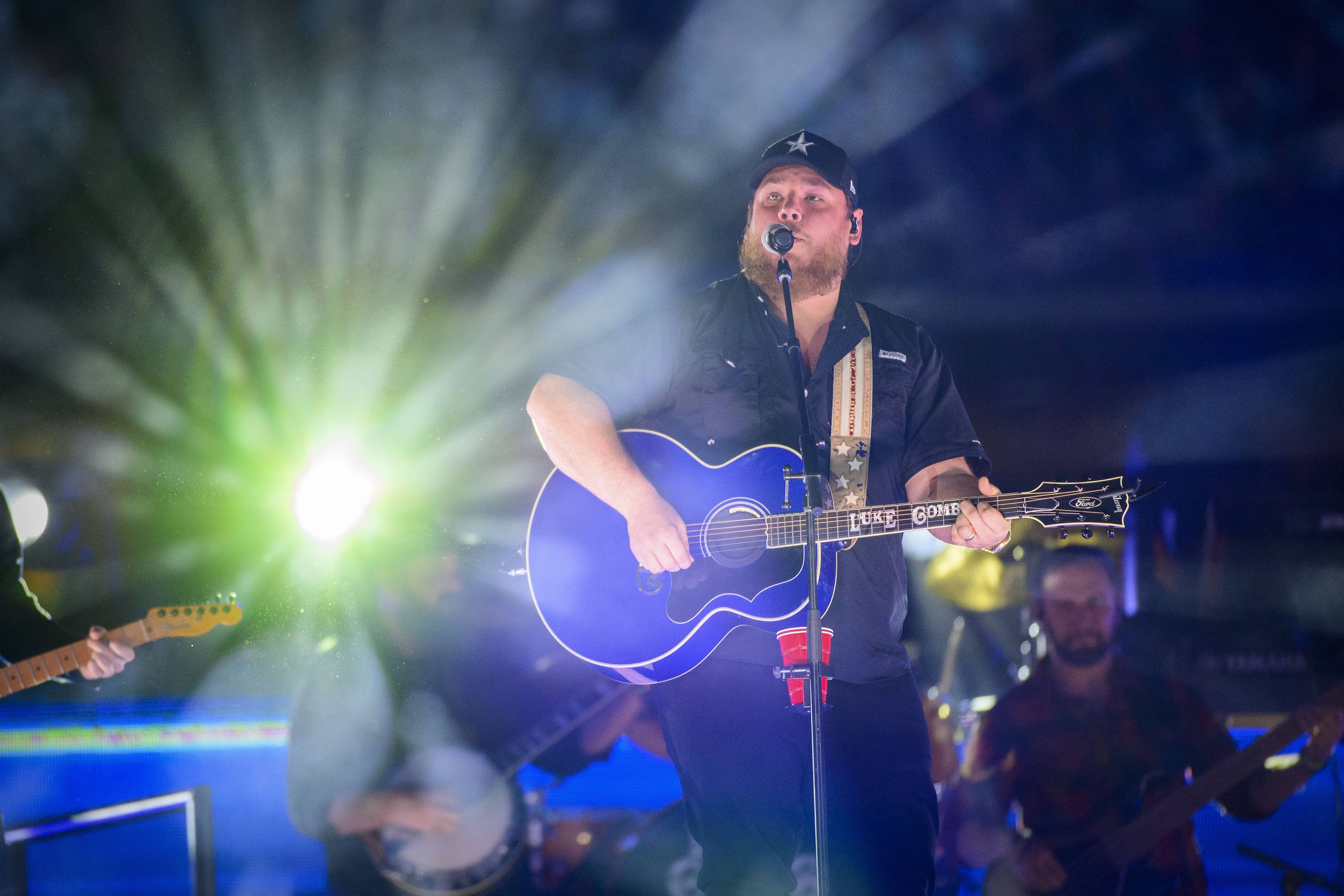 luke-combs-still-lives-in-a-two-bedroom-house-why-wzzk-birmingham-al