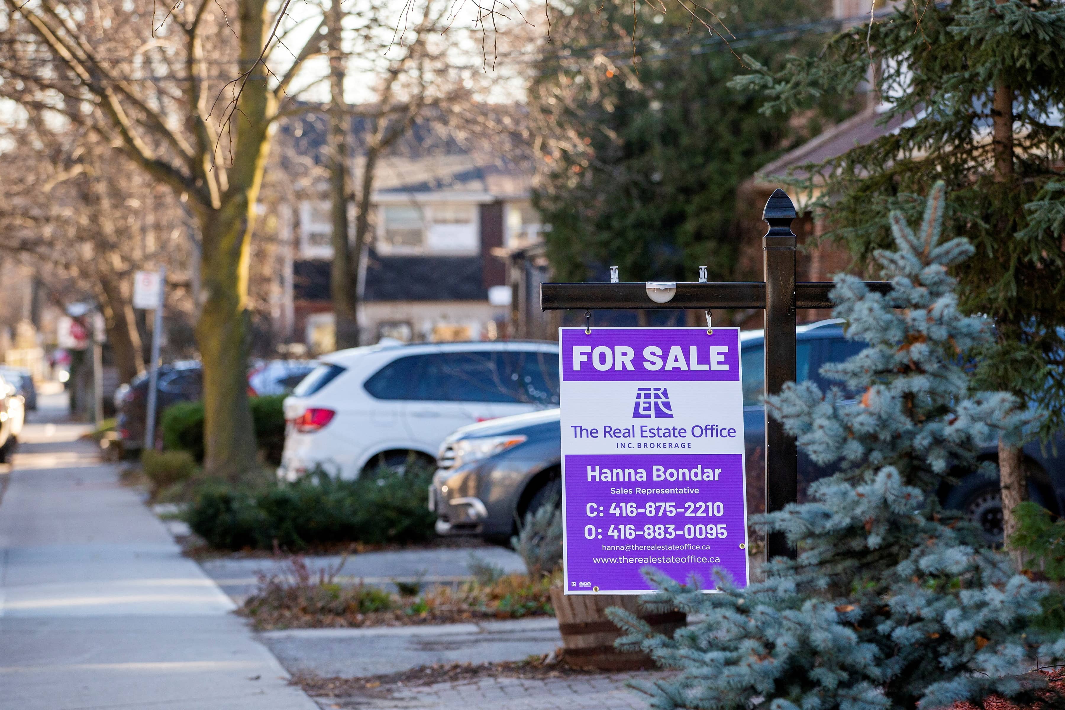 file-photo-real-estate-signs-in-toronto