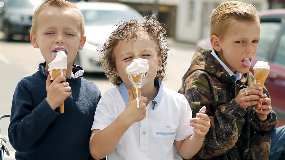 children-eat-ice-cream-at-appleby-in-westmorland