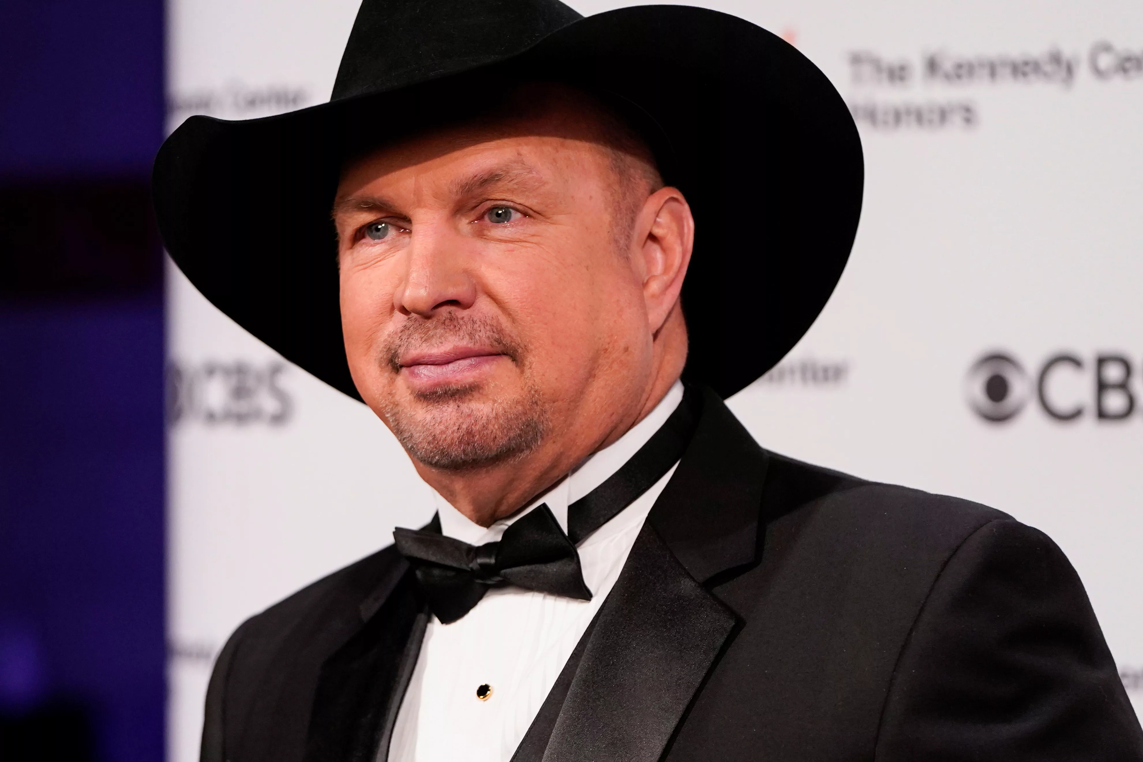 musician-garth-brooks-arrives-for-the-43rd-kennedy-center-honors-in-washington