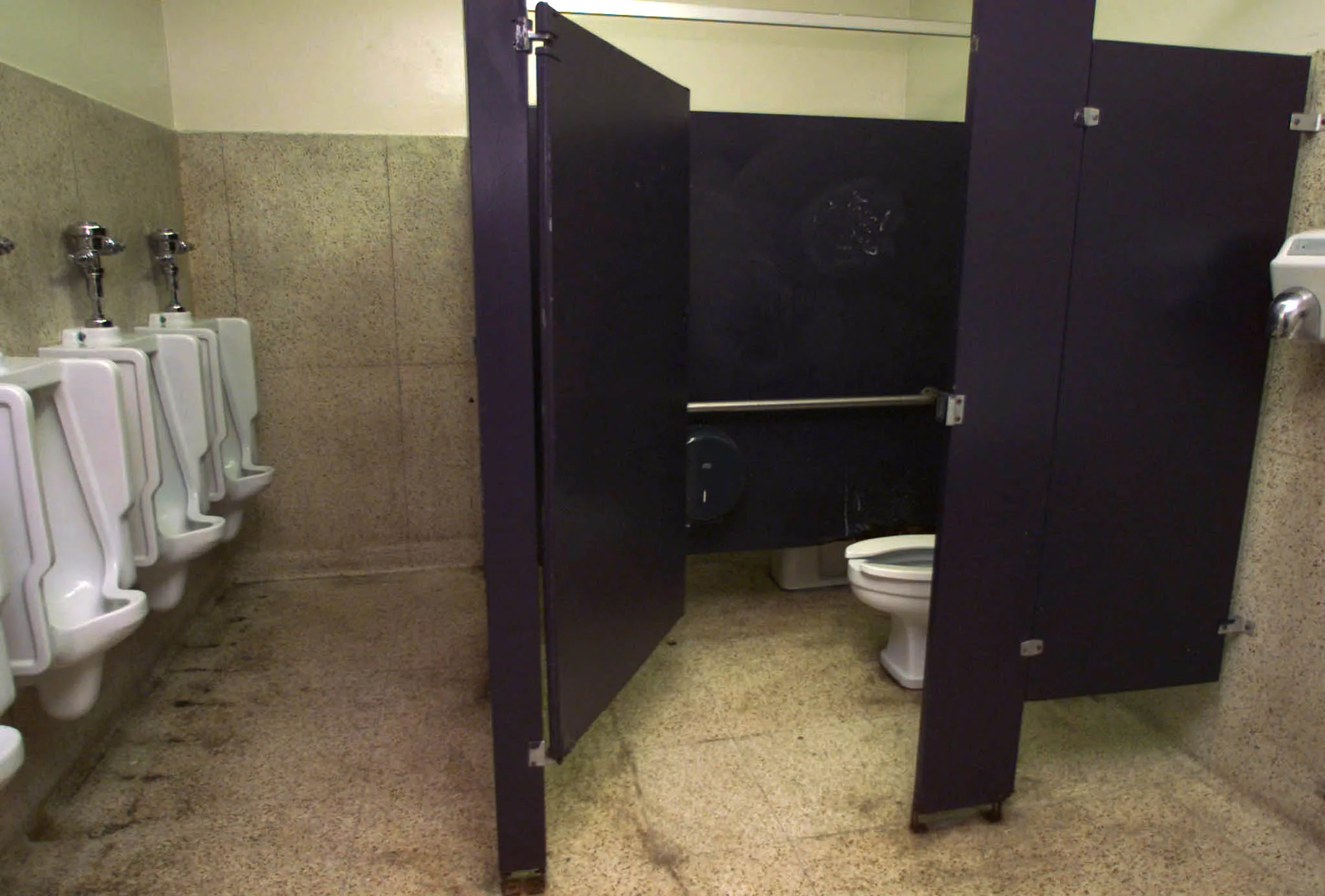 boys-bathroom-where-shooting-and-arrest-took-place-at-santana-highschool
