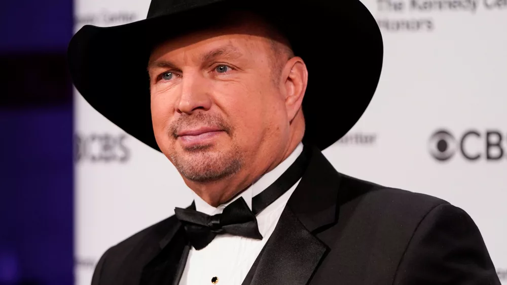musician-garth-brooks-arrives-for-the-43rd-kennedy-center-honors-in-washington-2