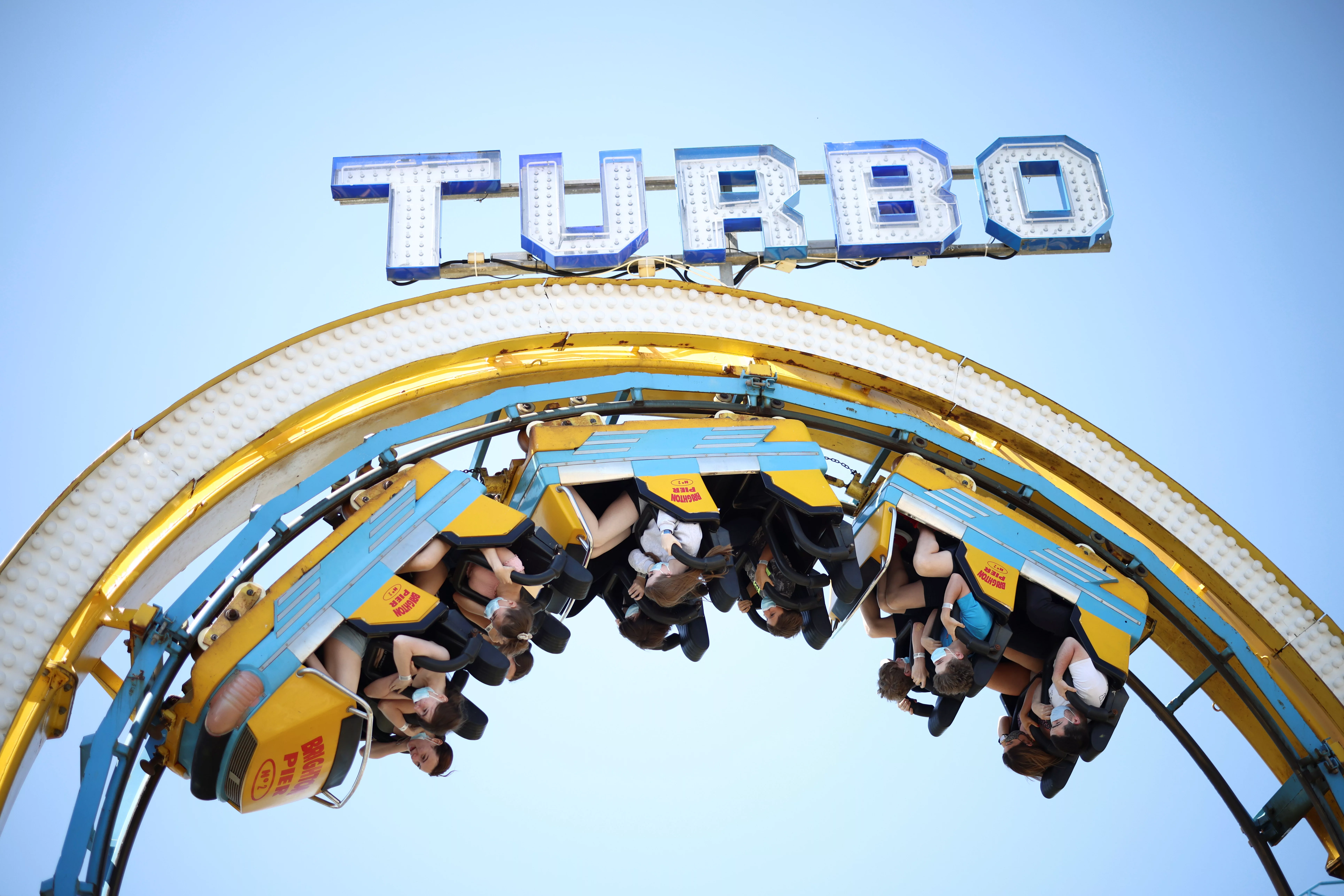 people-enjoy-weather-in-brighton