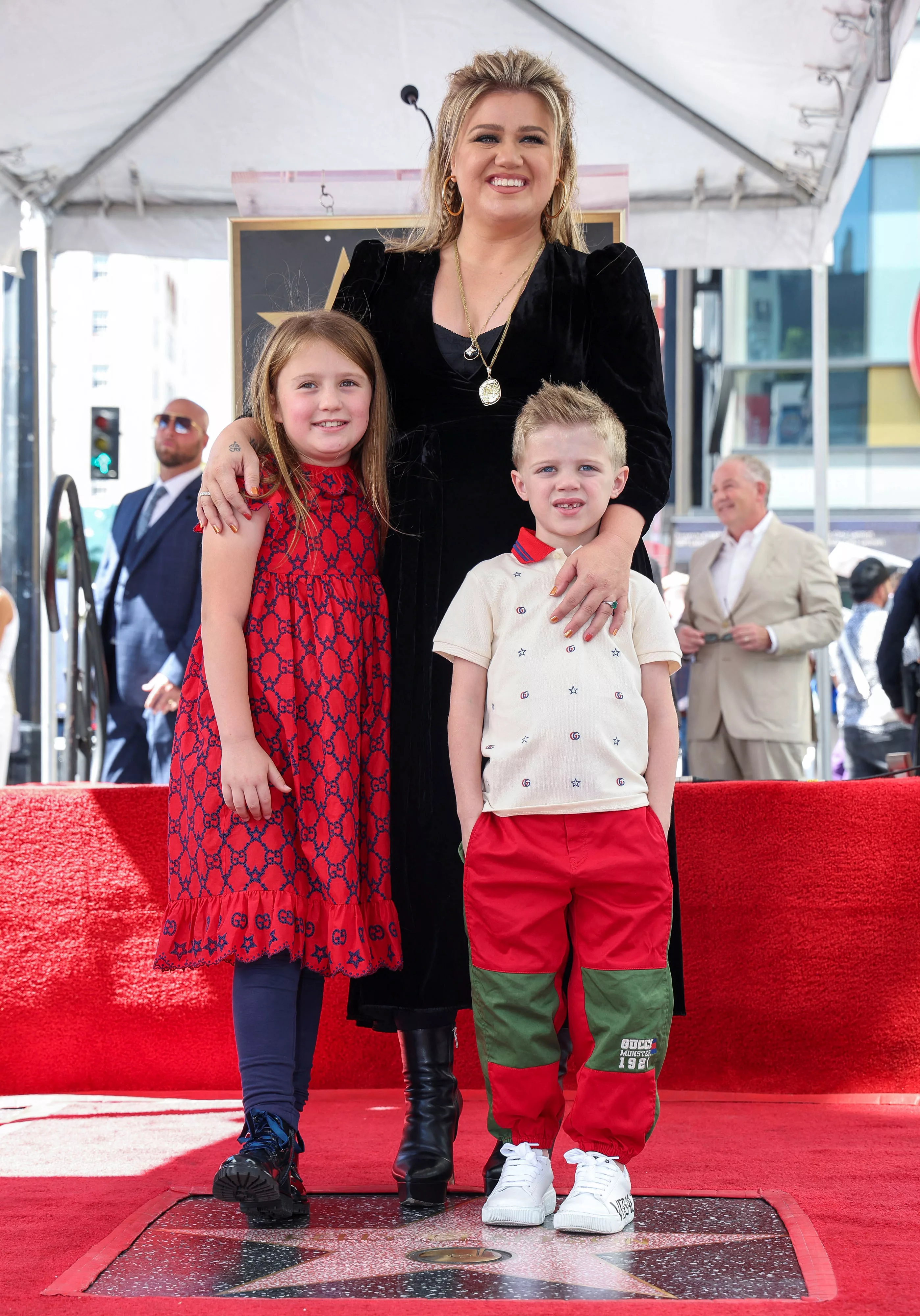 kelly-clarkson-receives-star-on-the-hollywood-walk-of-fame-3