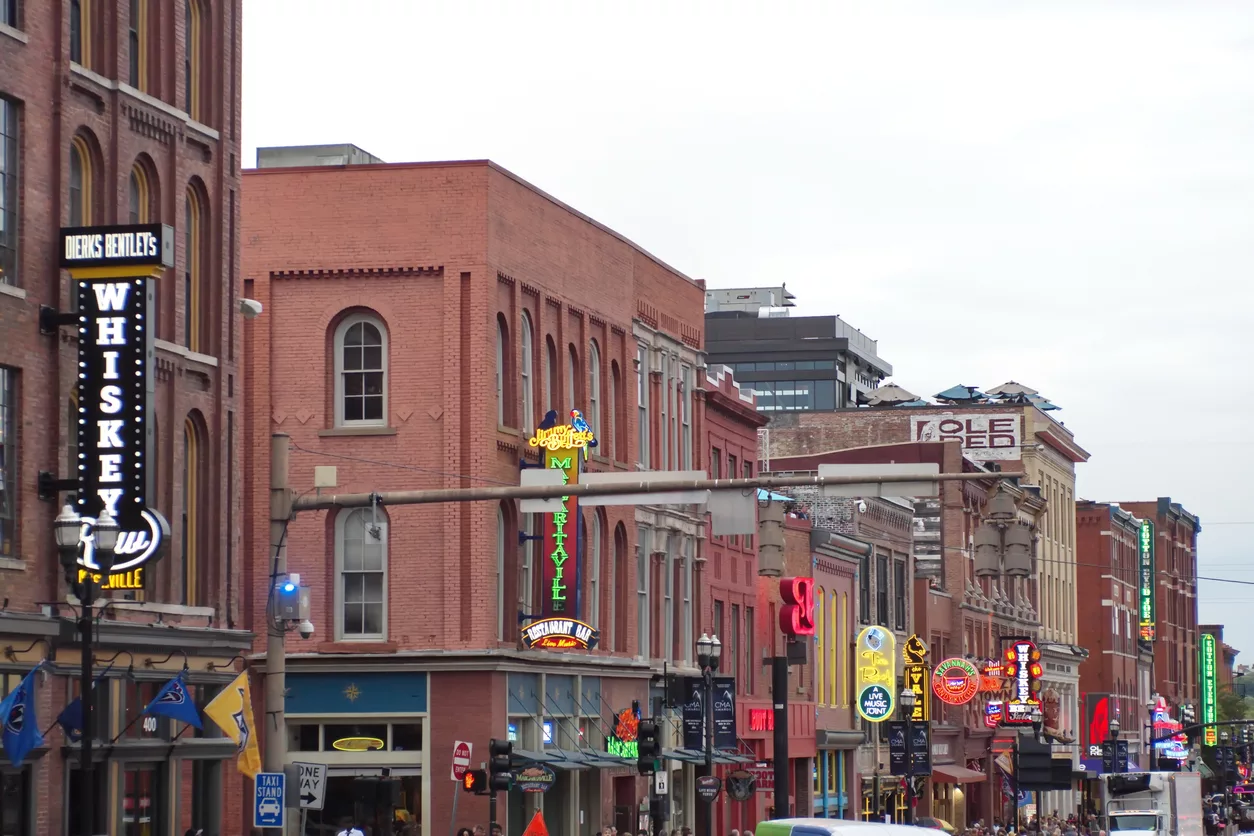 neon-signs-on-broadway-in-nashville