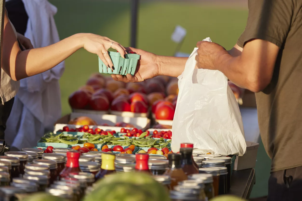 farmers-market-interaction