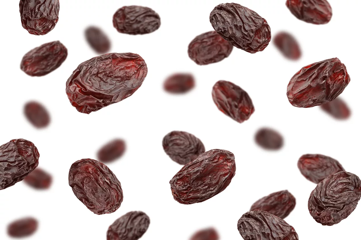 falling-raisin-isolated-on-white-background-clipping-path-selective-focus