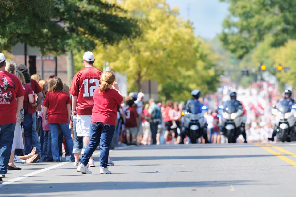 fans-waiting-for-homecoming-parade