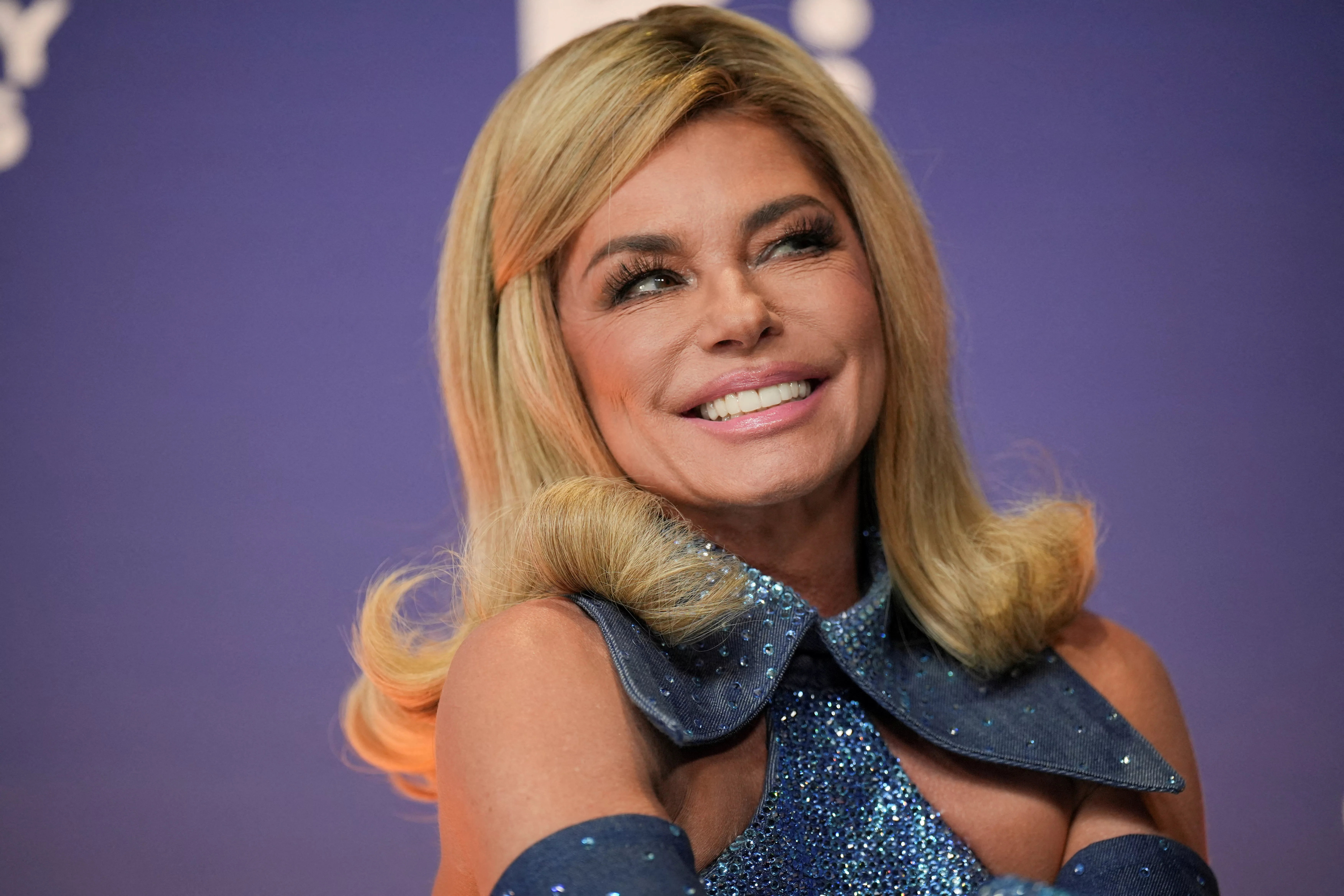 Shania Twain Stuns Fans with '60s Housewife Look at People's Choice