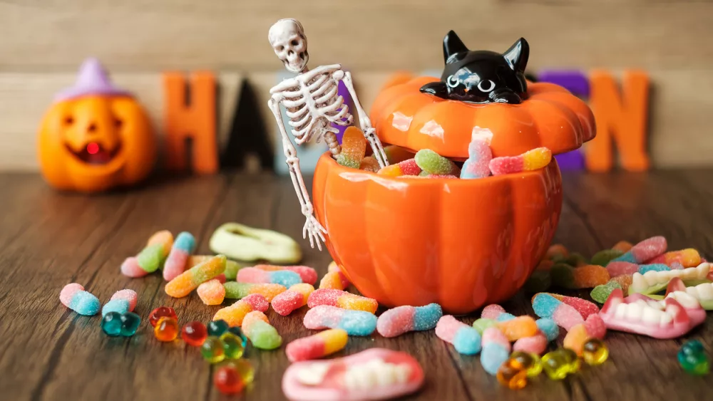 happy-halloween-day-with-ghost-candies-pumpkin-bowl-jack-o-lantern-and-decorative-selective-focus-trick-or-threat-hello-october-fall-autumn-festive-party-and-holiday-concept