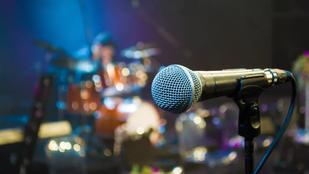 microphone-on-the-background-of-the-drum-set-close-up