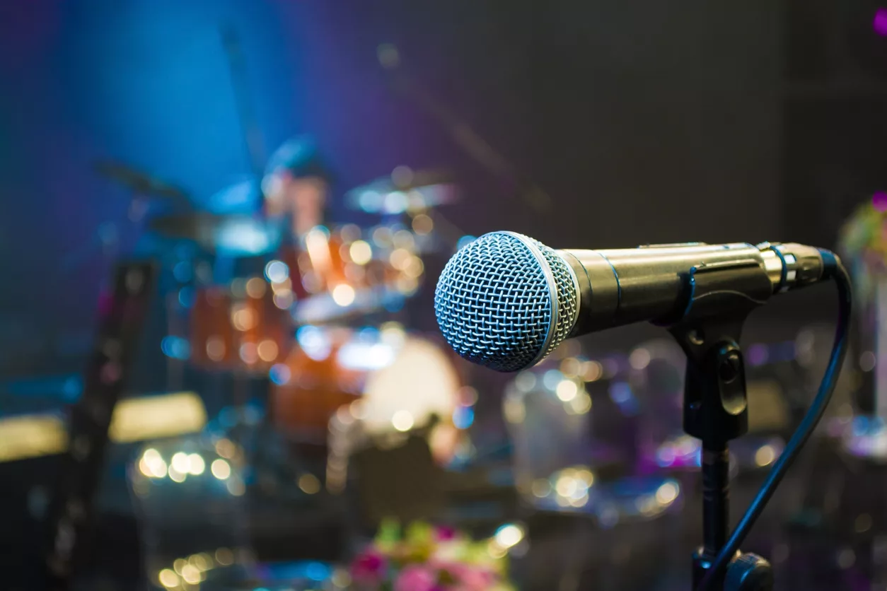 microphone-on-the-background-of-the-drum-set-close-up