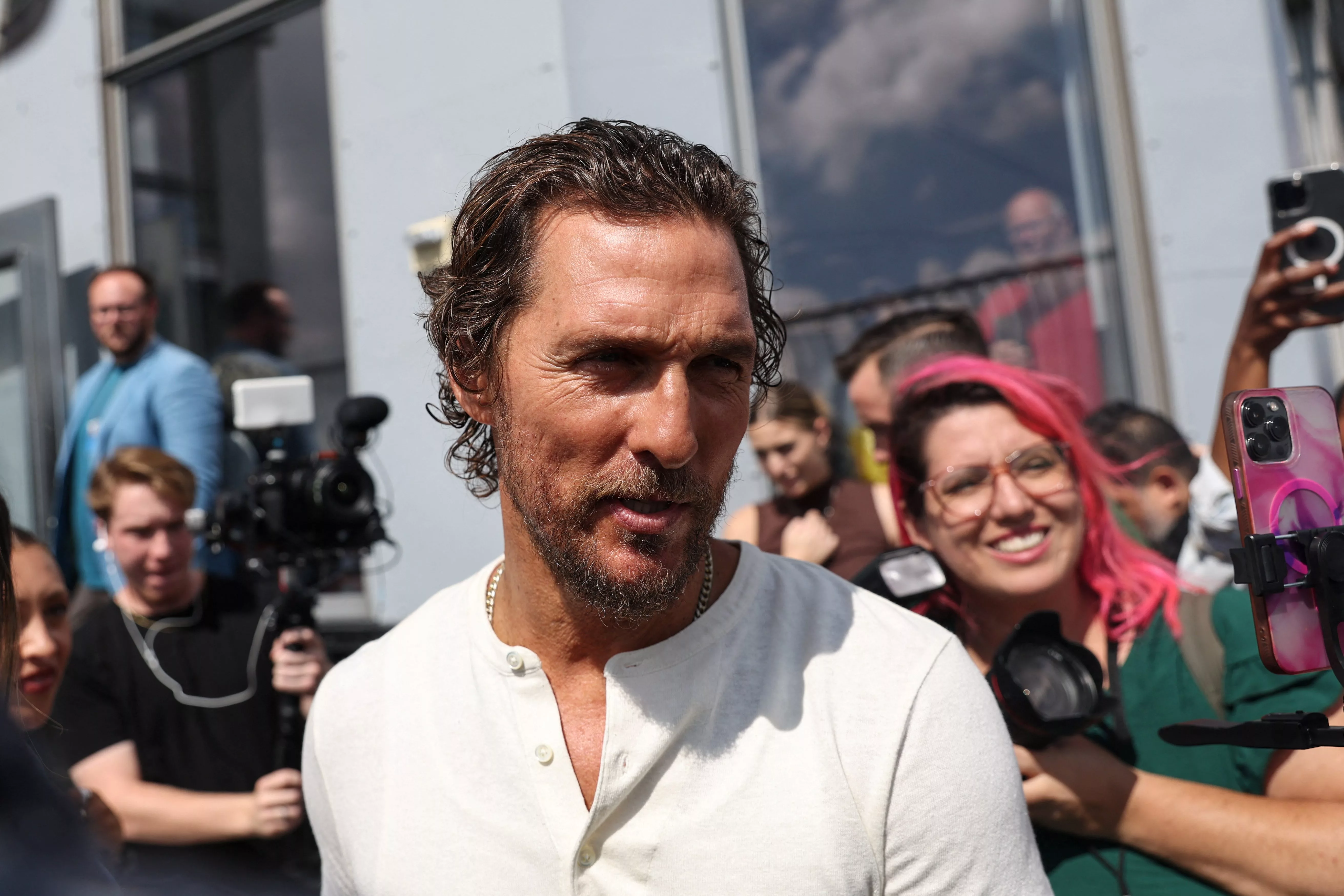 actor-mcconaughey-arrives-on-the-observation-deck-the-empire-state-building-in-new-york-city