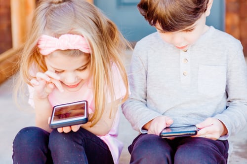 kids-with-cell-phones-unplash