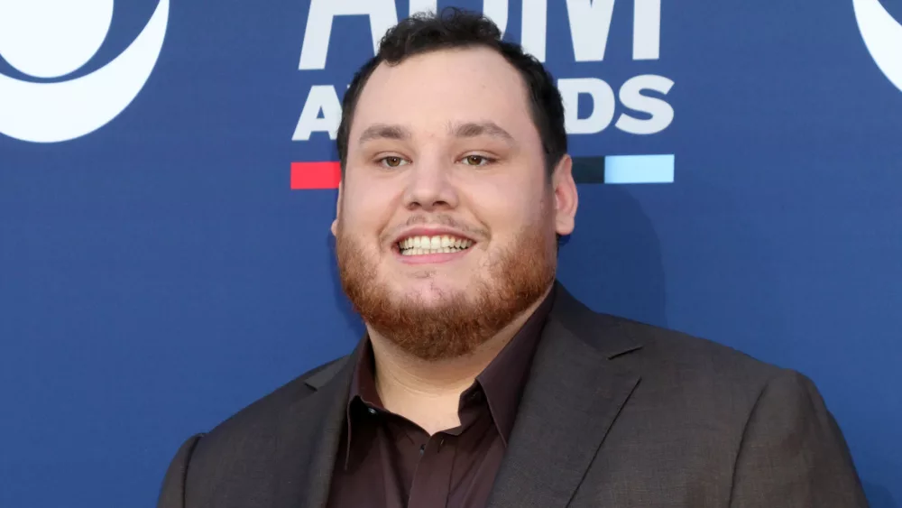 Luke Combs announces 2024 Growin' Up and Gettin' Old Tour Q103.1
