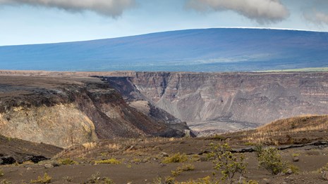hvnp-mauna-loa-with-kilauea-crater