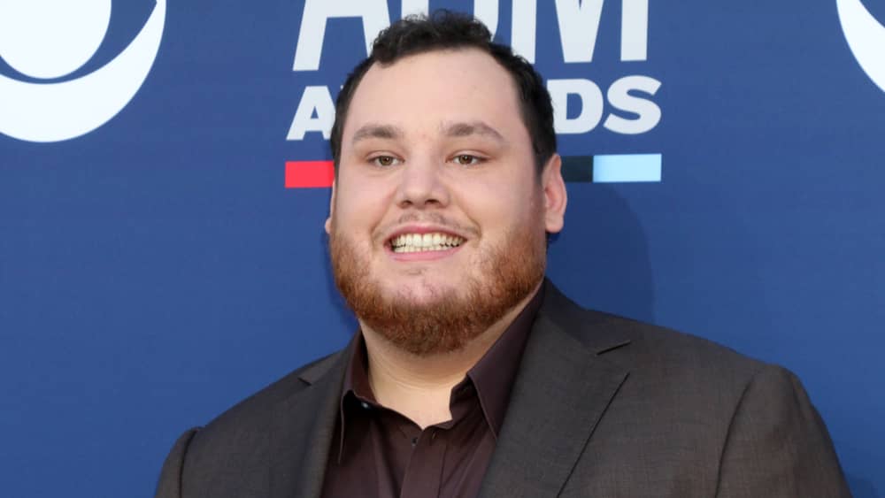 Luke Combs Growin Up Knocks Morgan Wallen Out Of The No 1 Spot On 