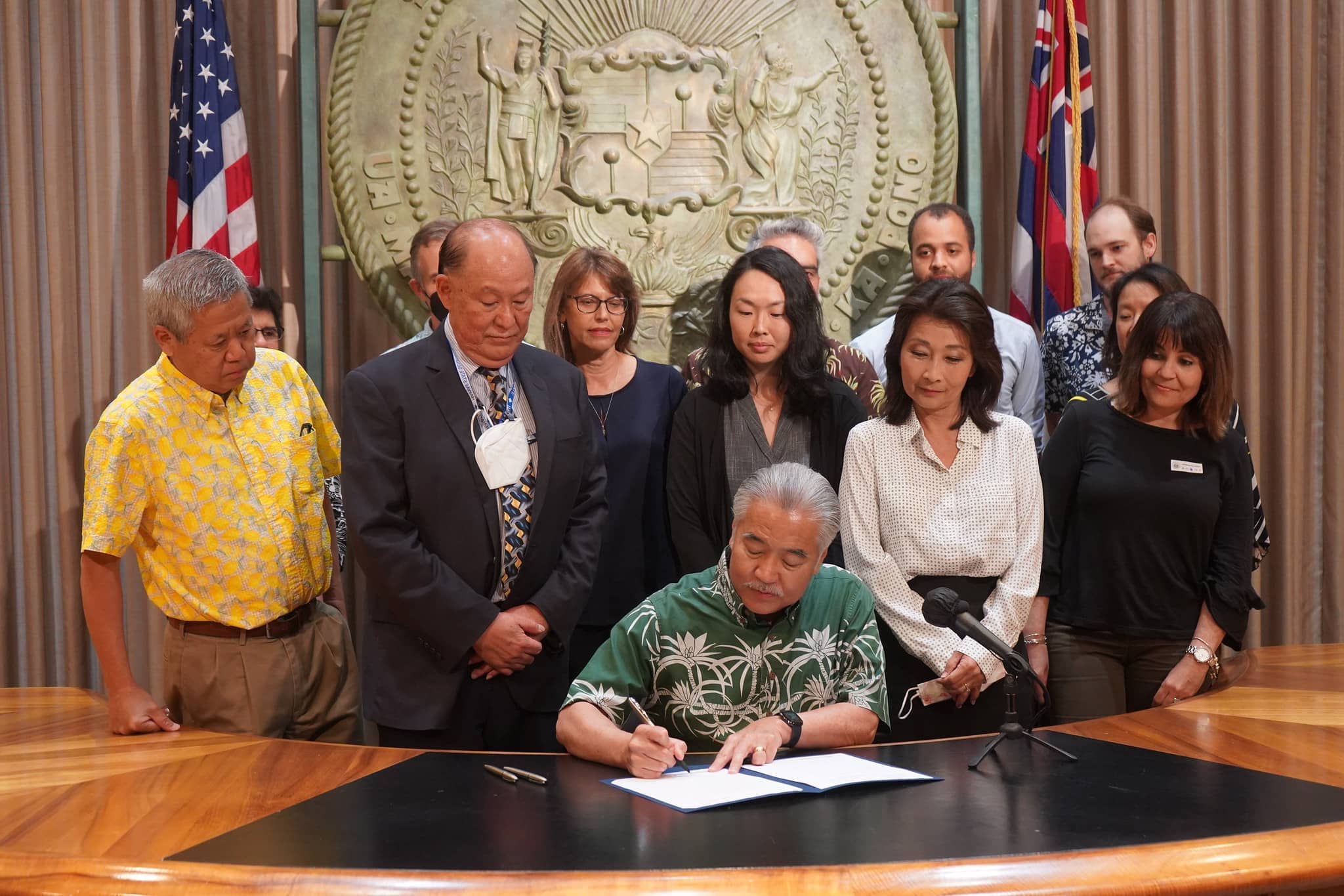 Governor Ige Signs Minimum Wage And Tax Refund Bills KPUA