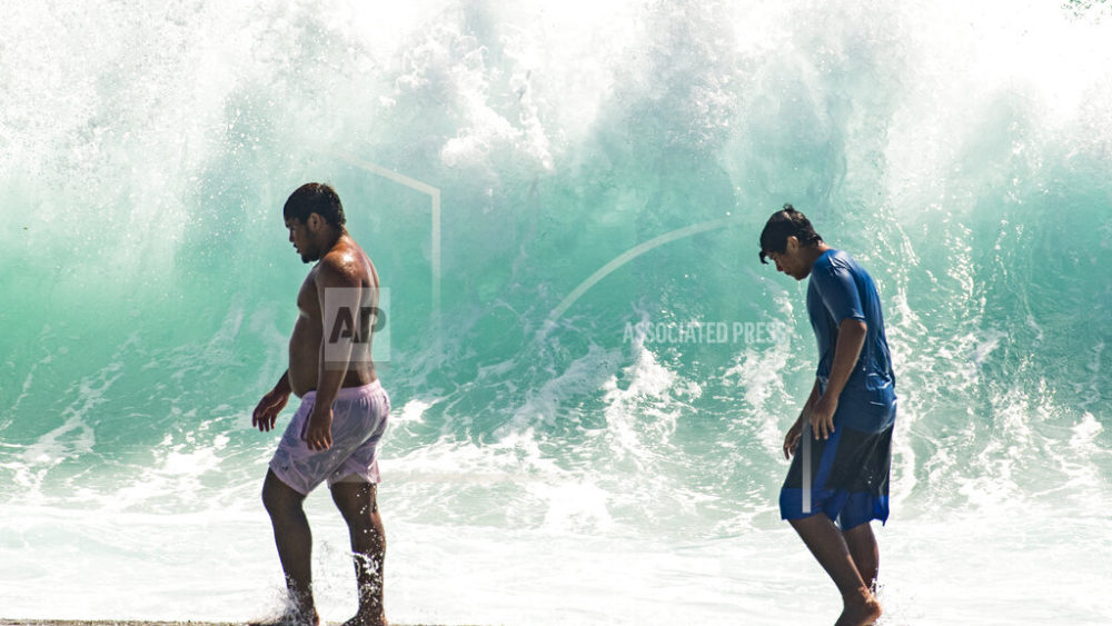 massive-waves-hurricane-darby-ap-photo-jpeg-3