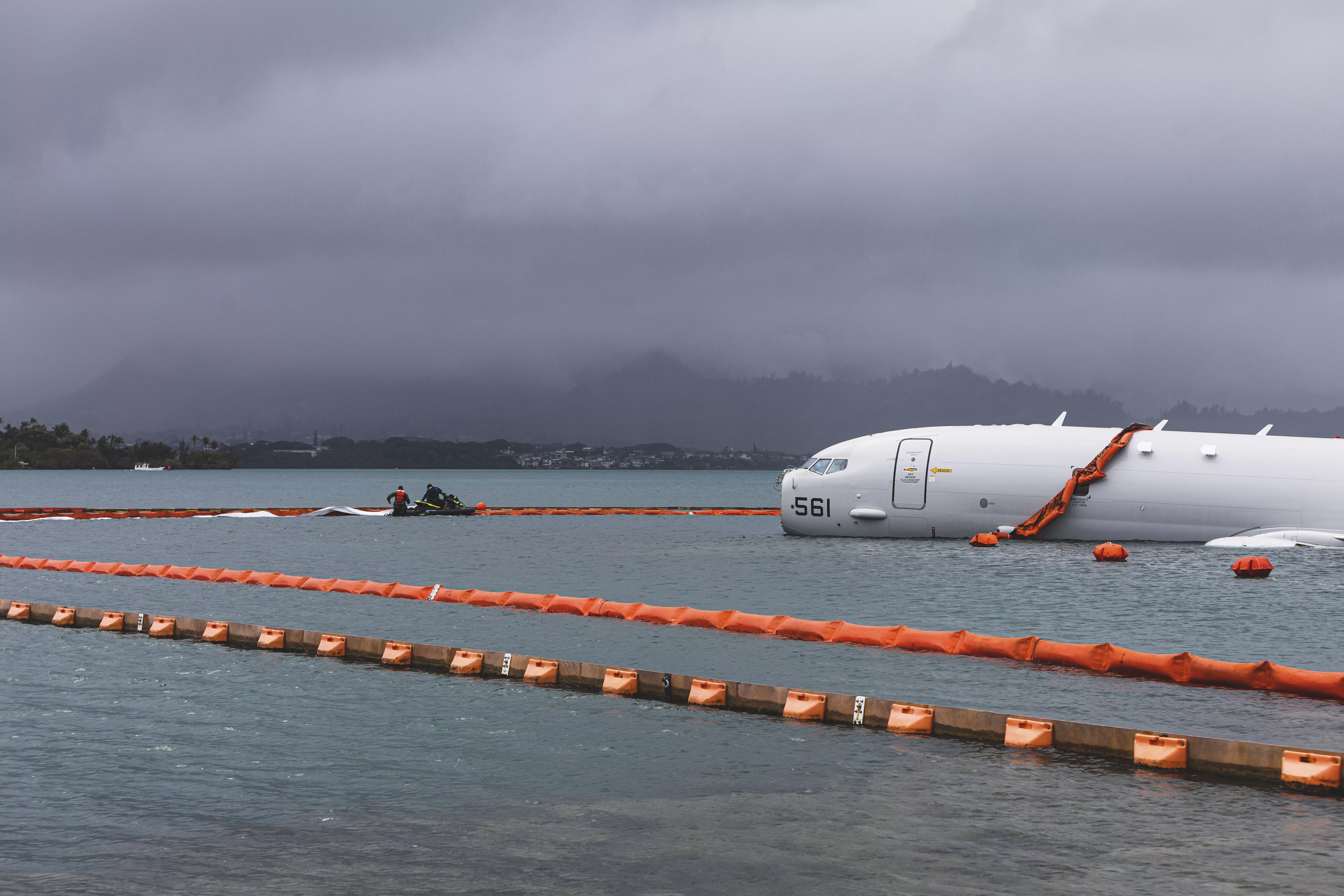navy-plane-that-overshot-oahu-runway-ap-photo-jpeg-2