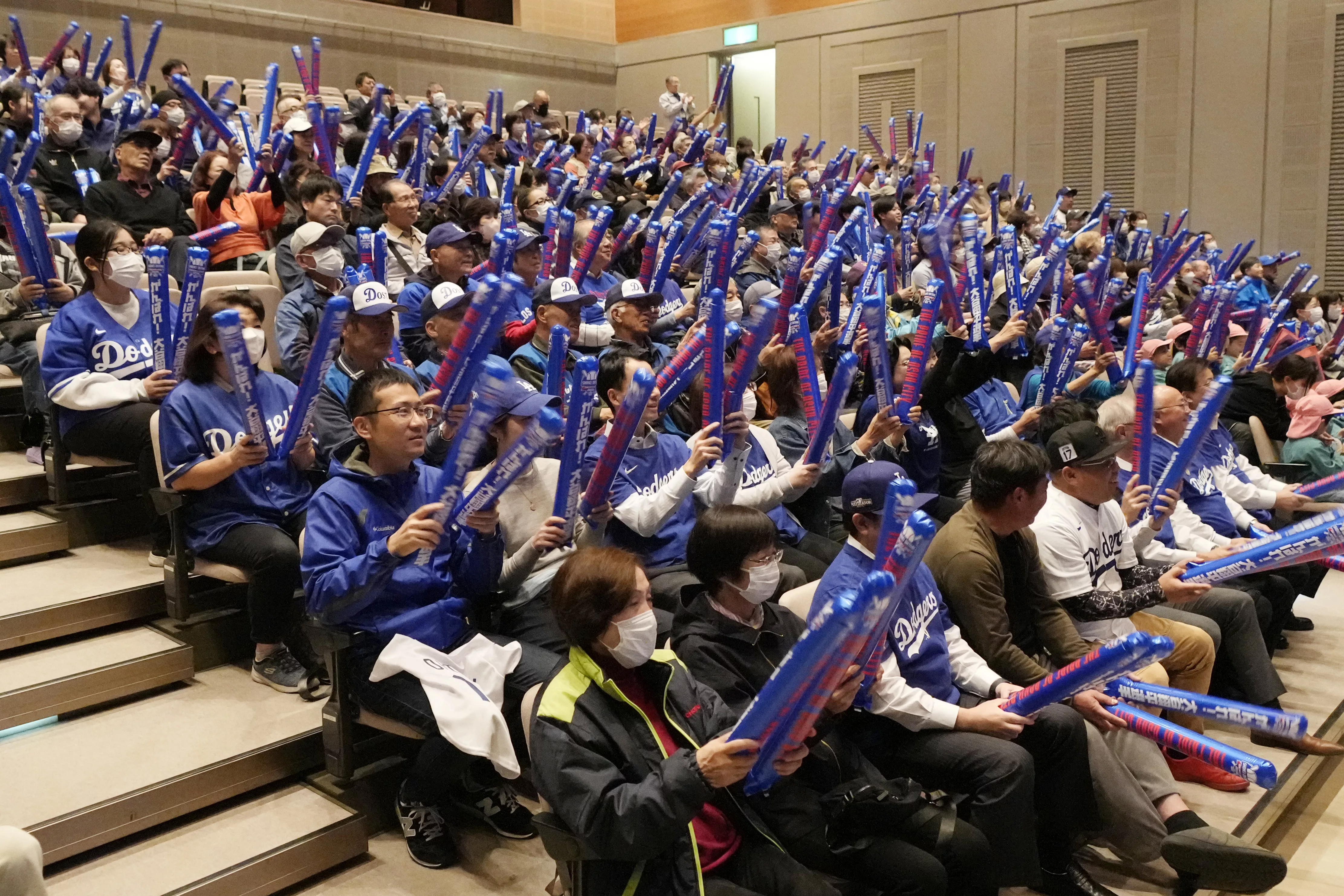 ohtaini-japan-fans-watch-world-series-jpg-3