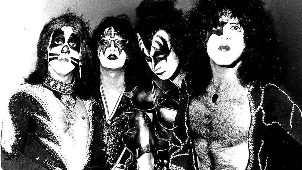 attachment-attachment-attachment-kiss-5