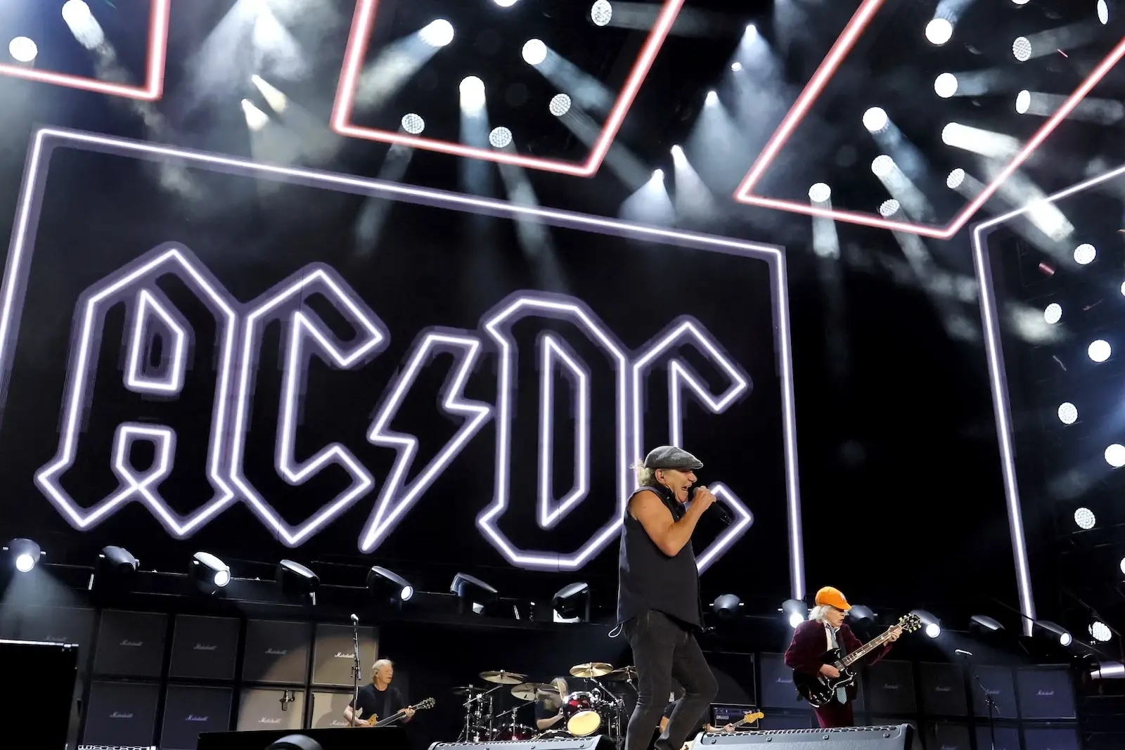 attachment-acdc-8